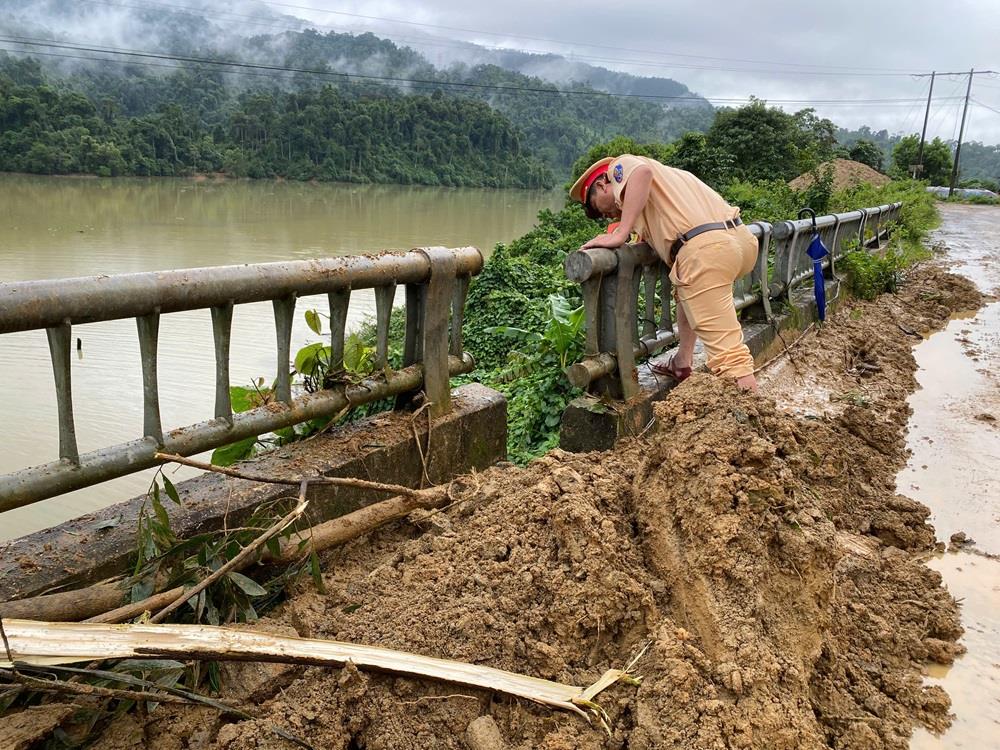 Lực lượng Công an kiểm tra mố cầu bị lệch.