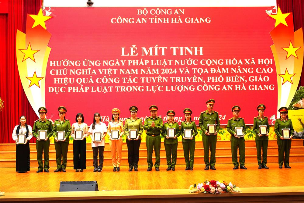 Lãnh đạo Công an tỉnh Hà Giang trao thưởng các tập thể, cá nhân đạt giải trong 02 cuộc thi viết 