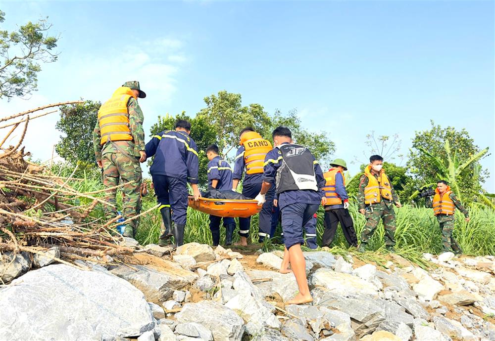 Lực lượng cứu nạn cứu hộ nỗ lực tìm kiếm và bàn giao thi thể các nạn nhân mất tích trong vụ đuối nước.