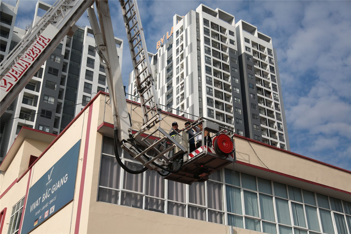 Giới thiệu trang thiết bị, phương tiện chữa cháy và CNCH và hướng dẫn thoát nạn từ trên cao bằng xe thang.