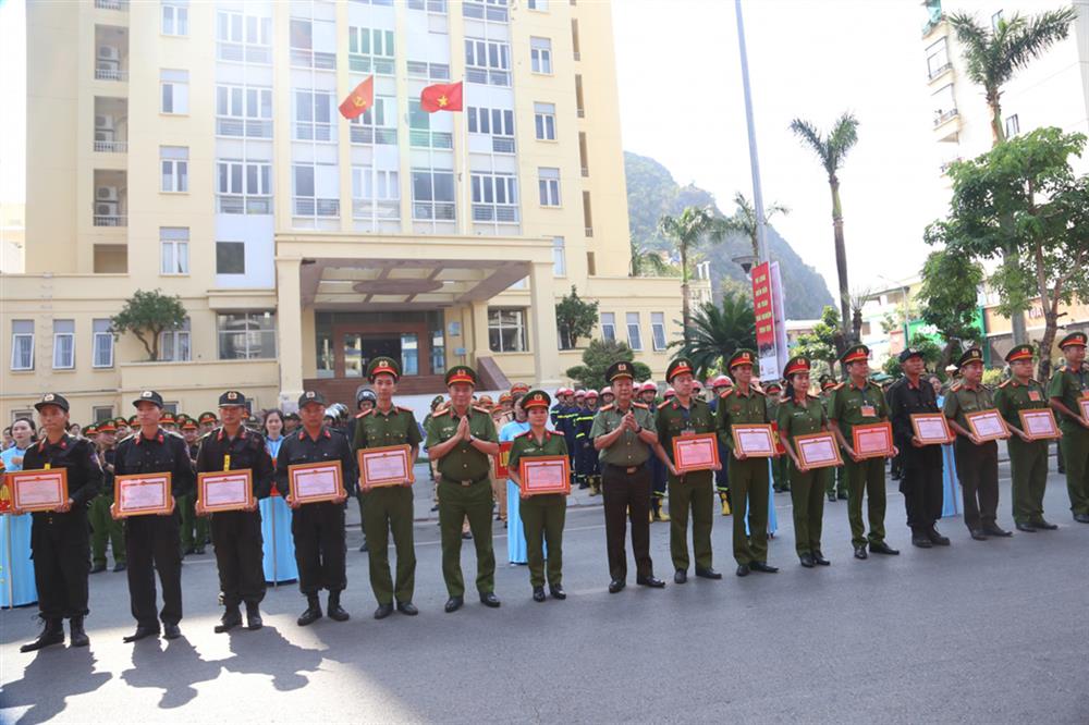 Nhân dịp này, Giám đốc Công an tỉnh đã trao Giấy khen tặng 07 tập thể, 22 cá nhân đã có thành tích xuất sắc trong tham gia diễn tập phương án.