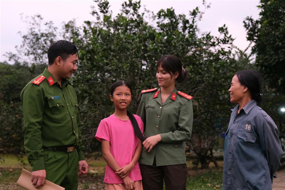 Công an xã Hương Vĩnh động viên em Trần Nguyễn Yến Nhi và bà ngoại vui hơn.