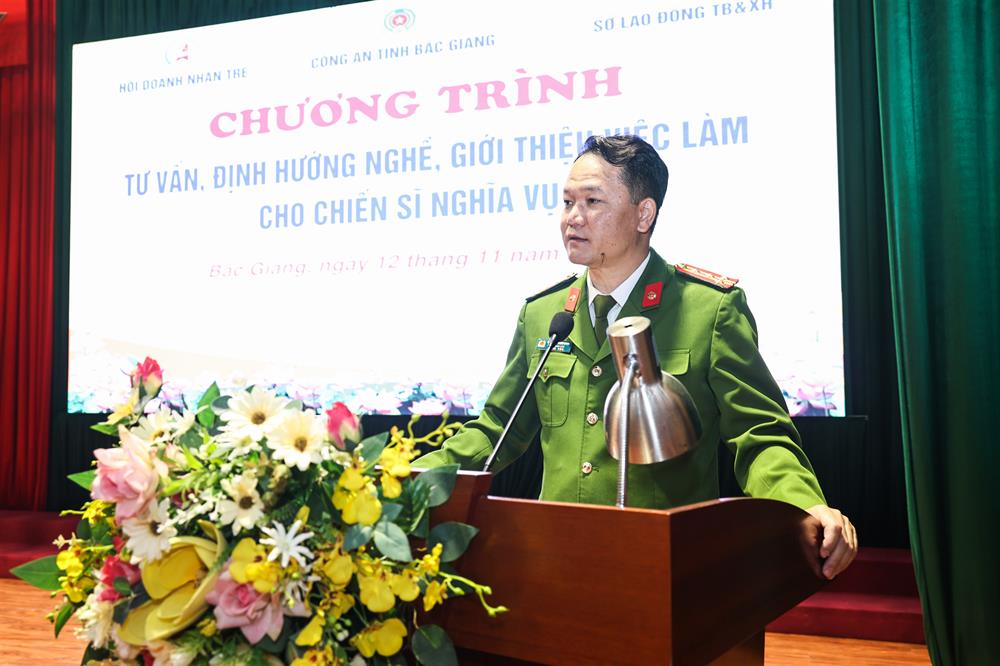 Đại tá Nguyễn Hữu Bình, Phó Giám đốc Công an tỉnh phát biểu khai mạc chương trình.