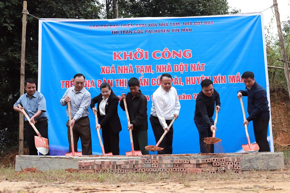 Đại tá Phan Huy Ngọc, lãnh đạo huyện Xín Mần, các đơn vị, nhà hảo tâm khởi công xây nhà mới cho các hộ nghèo ở thôn Cốc Coọc, thị trấn Cốc Pài, huyện Xín Mần. 