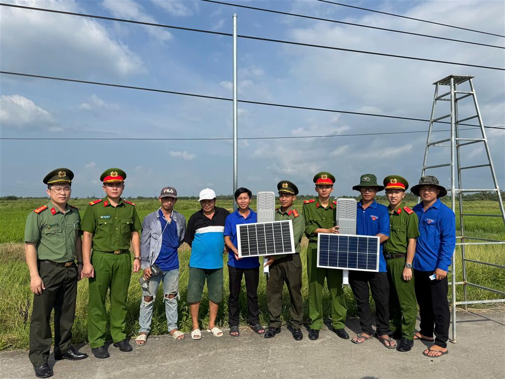 Thực hiện công trình Thắp sáng đường quê.