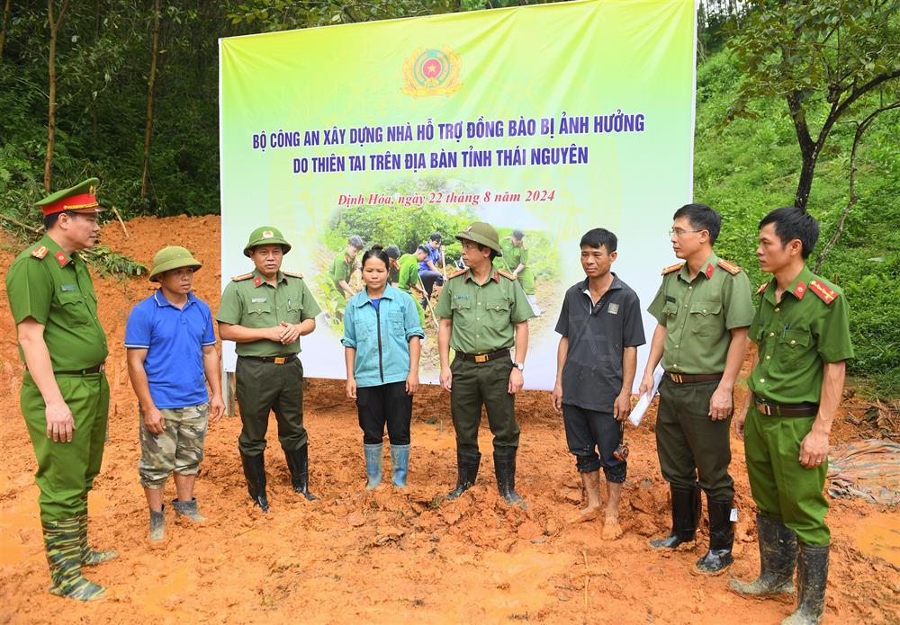 Đại tá Nguyễn Hồng Nguyên cùng các đại biểu và gia đình ông Trần Văn Thêm (ở xóm Văn La 2, xã Lam Vỹ, huyện Định Hóa, tỉnh Thái Nguyên) tiến hành động thổ khởi công xây dựng căn nhà.