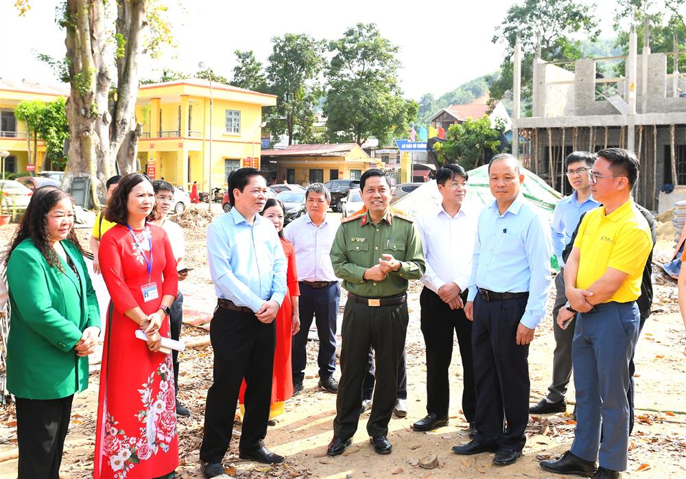 Các đại biểu kiểm tra thực tế tại các điểm thực hiện hạng mục, công trình xây dựng.