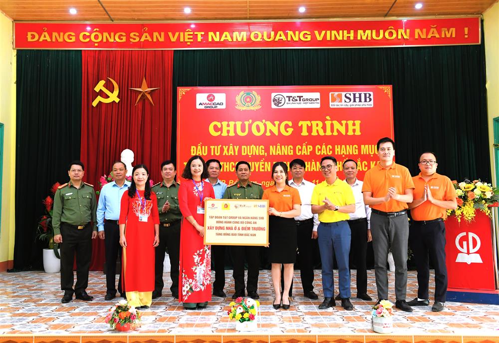 Bộ Công an và các nhà tài đầu tư, tài trợ trao tặng kinh phí đầu tư tặng Ban Giám hiệu Trường THCS Huyền Tụng.