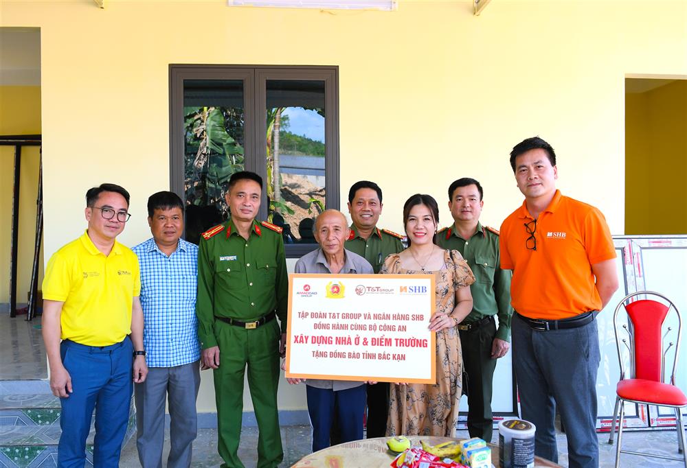 Đại tá Nguyễn Hồng Nguyên cùng lãnh đạo Công an tỉnh Bắc Kạn và các nhà tài trợ đã đến thăm, động viên và kiểm tra tiến độ thi công căn nhà được hỗ trợ xây dựng tại hộ gia đình ông Vũ Quảng, ở tổ 7, thị trấn Đồng Tâm, huyện Chợ Mới.