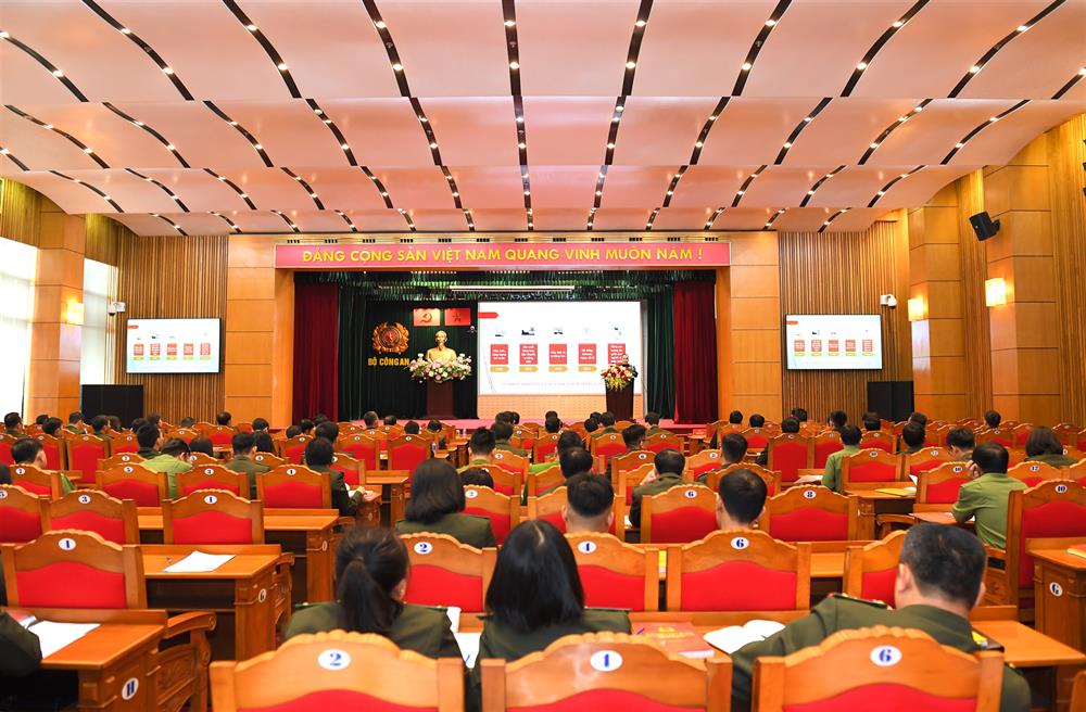 Lãnh đạo phòng chức năng thuộc Viện Khoa học và Công nghệ truyền đạt chuyên đề tại Hội nghị.