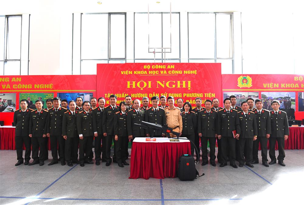 Thiếu tướng Lưu Hồng Quảng cùng các đại biểu dự Hội nghị.