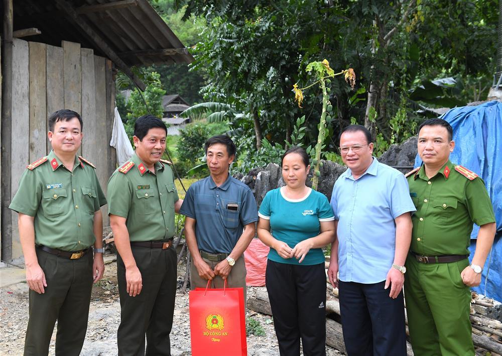 Đại tá Nguyễn Hồng Nguyên trao quà của Bộ Công an tặng gia đình ông Lý Văn Vang ( (ở thôn Đồng Luông, xã Quảng Chu, huyện Chợ Mới)..