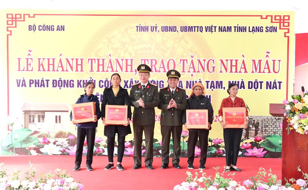 Thừa ủy quyền, Đại tá Nguyễn Hồng Nguyên, Phó Chánh Văn phòng Bộ Công an đã trao quà của Đại tướng Lương Tam Quang, Ủy viên Bộ Chính trị, Bộ trưởng Bộ Công an tặng 04 gia đình được hỗ trợ xây dựng nhà mẫu.