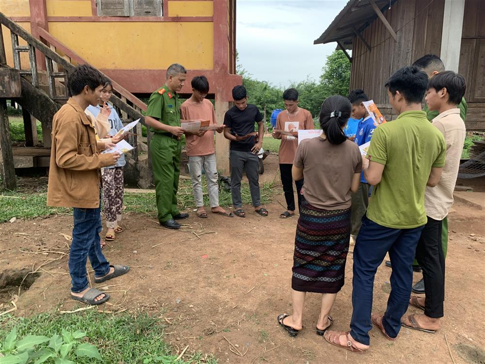 Trung tá Hồ Khăm Hắc cùng lực lượng Công an xã tăng cường công tác tuyên truyền, phổ biến pháp luật.