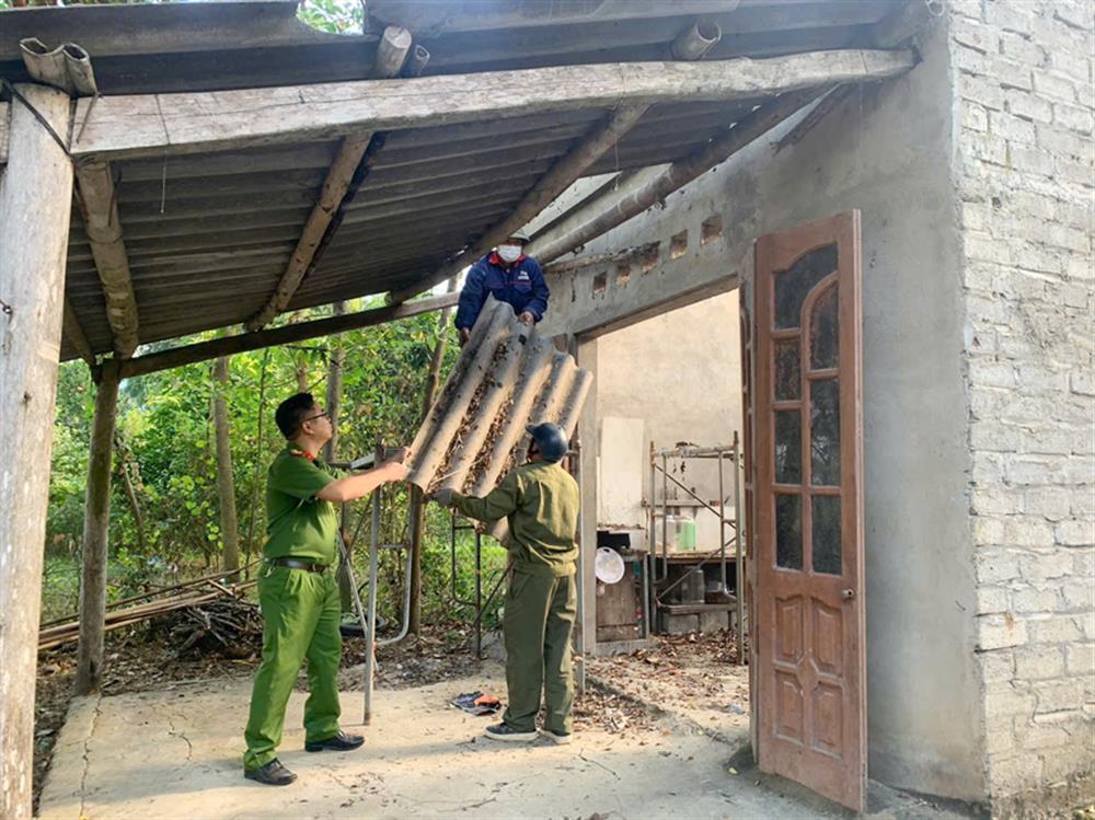 Cán bộ, chiến sỹ Công an huyện Phú Lương và các đoàn thể giúp đỡ, hỗ trợ sửa chữa, xóa nhà tạm, nhà dột nát tại xã Hợp Thành và xã Phủ Lý.