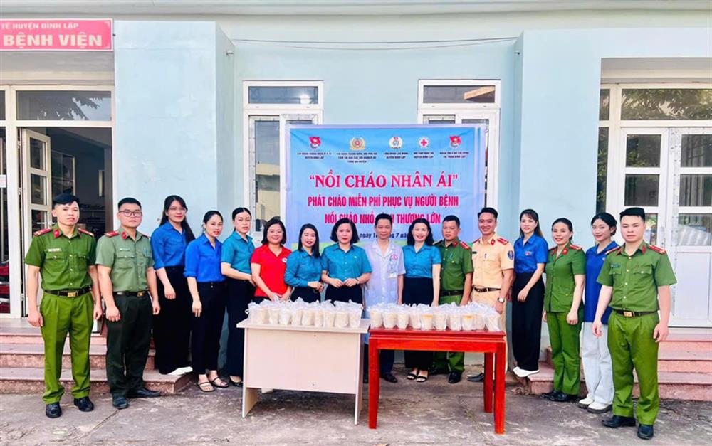 Mô hình dân vận khéo “Nồi cháo nhân ái” do Công an huyện Đình Lập chủ trì phối hợp thực hiện.