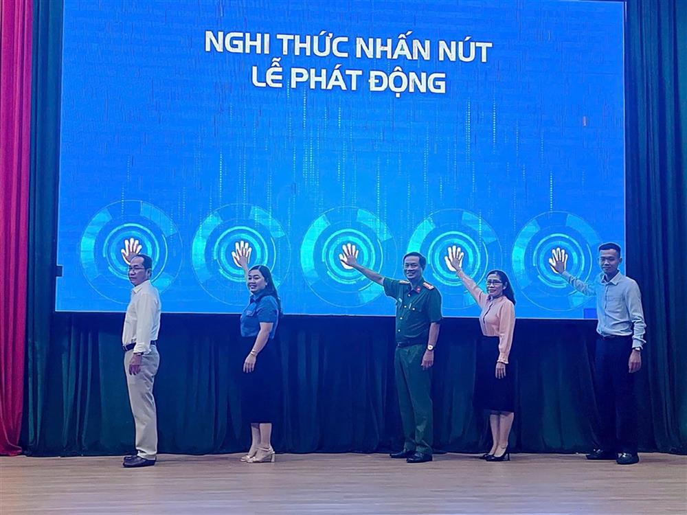 Các đại biểu thực hiện nghi thức phát động Cuộc thi tìm hiểu pháp luật trên nền tảng số.