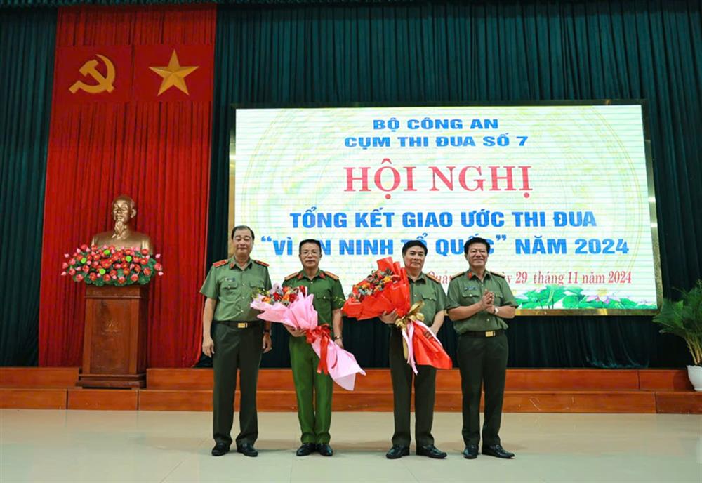 Công an các tỉnh tặng hoa chúc mừng đơn vị Cụm trưởng, Cụm phó năm 2025.