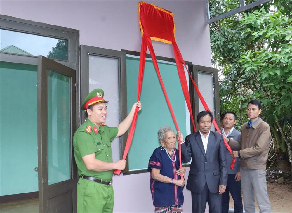 Công an huyện Tây Giang bàn giao nhà mới tặng gia đình bà Bà Rapat Bheng.