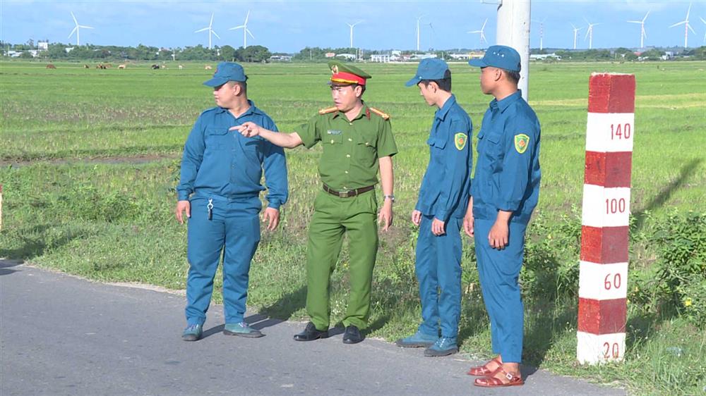 Công an xã Phước Hòa, huyện Tuy Phước kiểm tra các khu vực thường bị ngập sâu trong mùa mưa lũ.