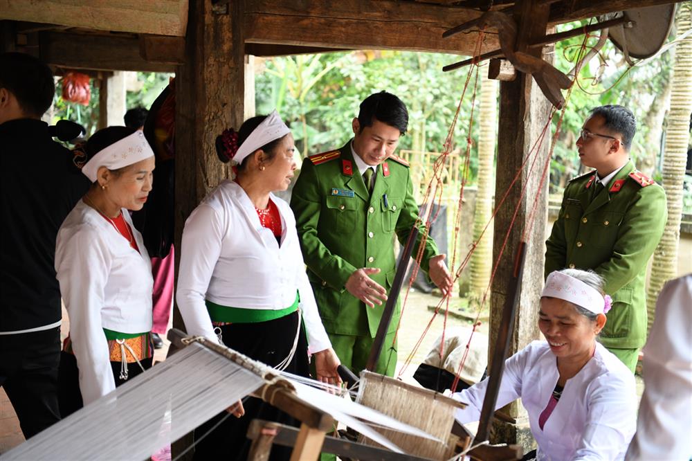  Lực lượng Công an cơ sở luôn bám dân, bám bản. 