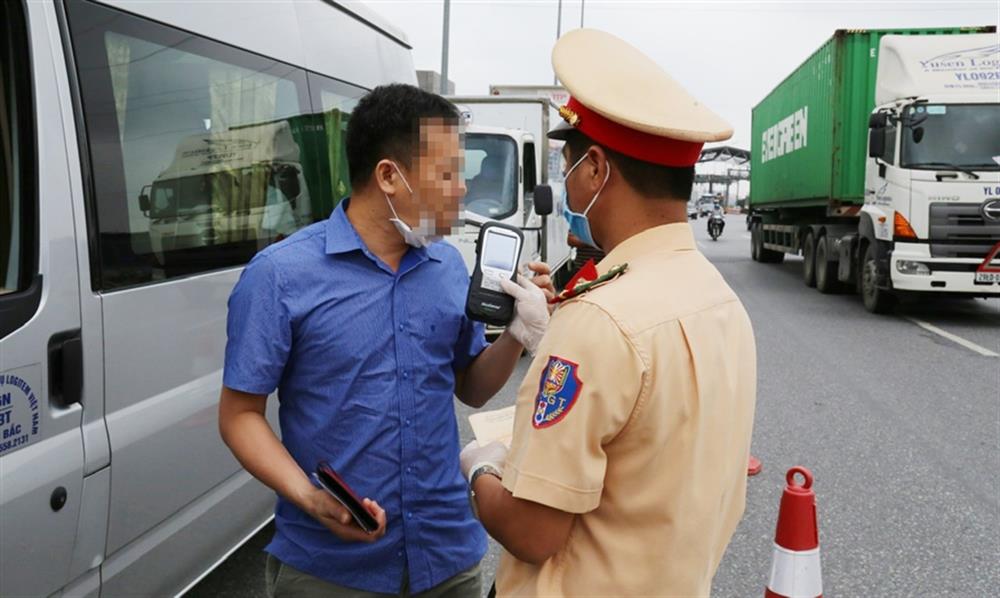 Lực lượng chức năng kiểm tra nồng độ cồn đối với chủ phương tiện tham gia giao thông.