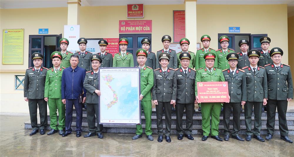 Trao công trình nước sạch và bản đồ Việt Nam hưởng ứng Chương trình “Tự hào một dải non sông” tặng Công an xã Bảo Ái.