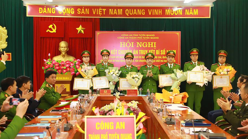 Đại tá Nguyễn Thành Chung, Phó Giám đốc Công an tỉnh trao Giấy khen tặng các tập thể, cá nhân có thành tích xuất sắc.