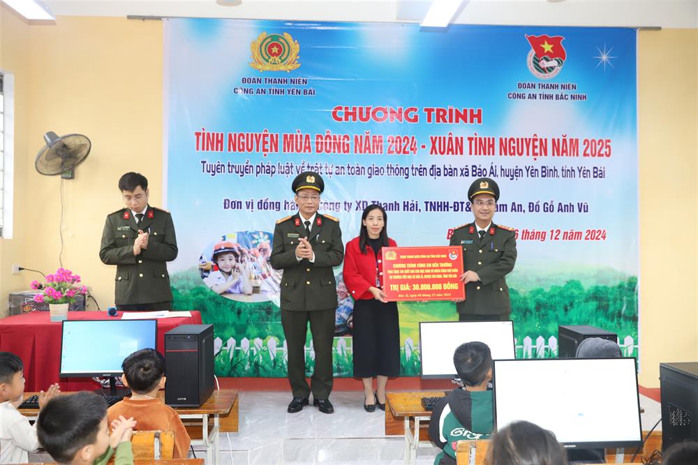 Trao 100 suất quà tặng các em học sinh trường Tiểu học và Trung học cơ sở xã Bảo Ái có hoàn cảnh khó khăn.