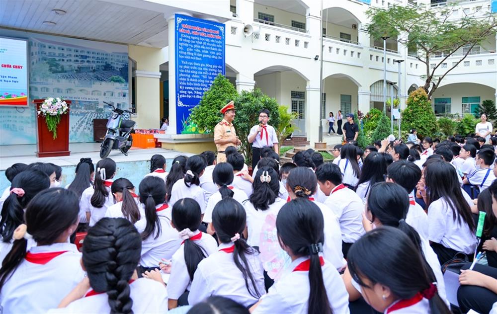 Các em học sinh tham gia trả lời câu hỏi tại buổi tuyên truyền.