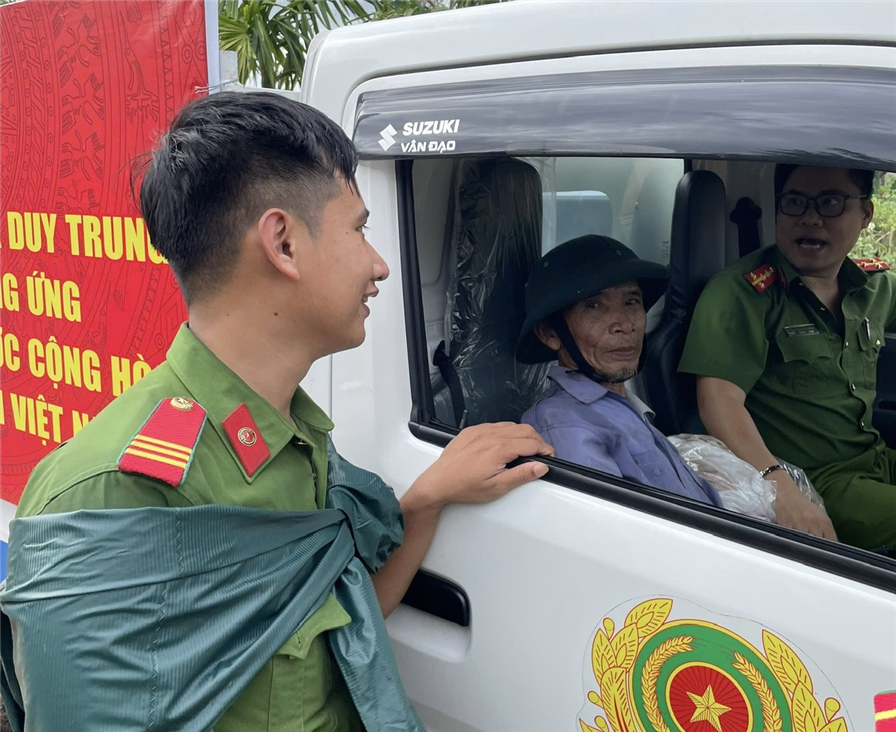 Công an huyện Duy Xuyên đưa ông Bảy về nhà an toàn.