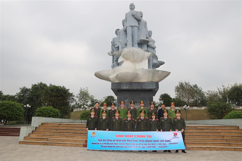 Ban Thanh niên Công an tỉnh Bắc Ninh tổ chức sinh hoạt chính trị về địa chỉ đỏ tại khu lăng mộ đền thờ Nguyễn Thái Học tại thành phố Yên Bái.