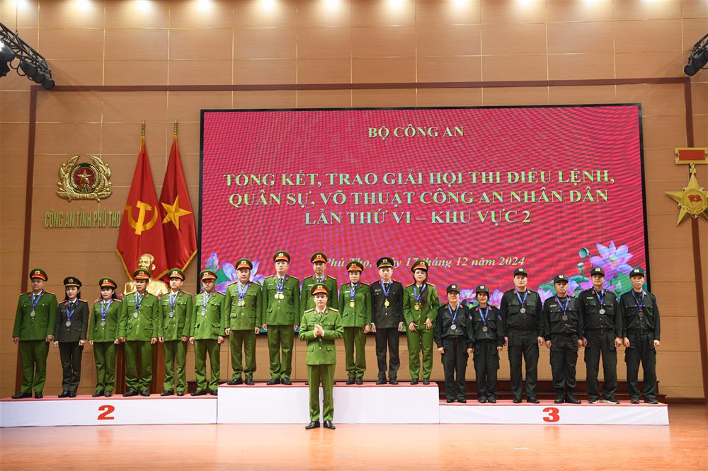 Ban Tổ chức trao giải tặng các tập thể, cá nhân đạt thành tích xuất sắc trong tham gia Hội thi.