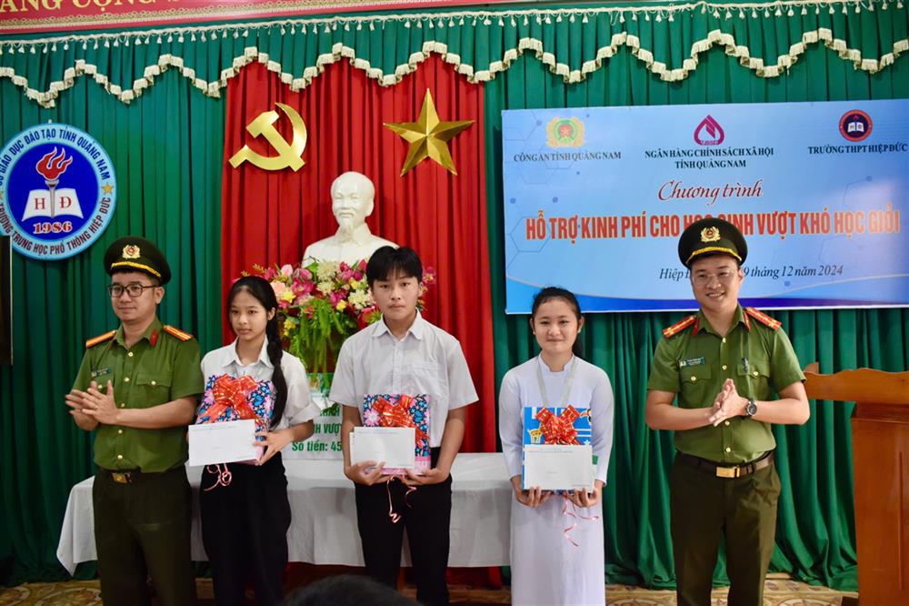 Ban Thanh niên Phòng Công tác đảng và công tác chính trị Công an tỉnh trao quà tặng 03 em học sinh.