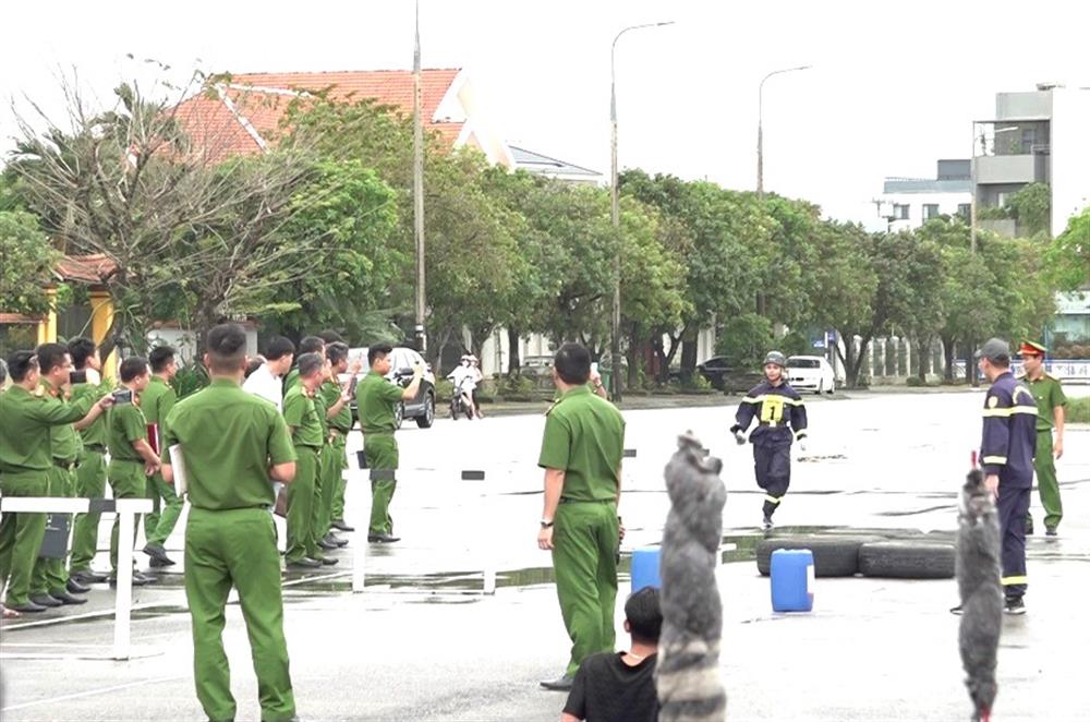 Ban Tổ chức bố trí đội mẫu thực hành những động tác trong quá trình thi đấu.