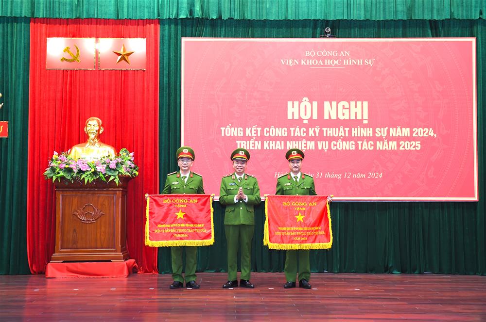 thừa ủy quyền, Thiếu tướng Nguyễn Tiến Nam, Viện trưởng Viện KHHS đã trao Bằng khen của Thủ tướng Chính phủ tặng Phân viện KHHS tại TP Đà Nẵng; trao Cờ thi đua của Bộ Công an tặng Phân viện KHHS tại TP Đà Nẵng và Phân viện KHHS tại TP Hồ Chí Minh.