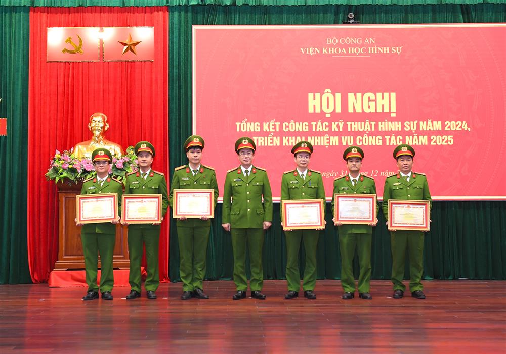 Thừa ủy quyền, Đại tá Đặng Văn Đoàn, Phó Viện trưởng trao Bằng khen của Bộ Công an tặng 02 tập thể, 05 cá nhân.