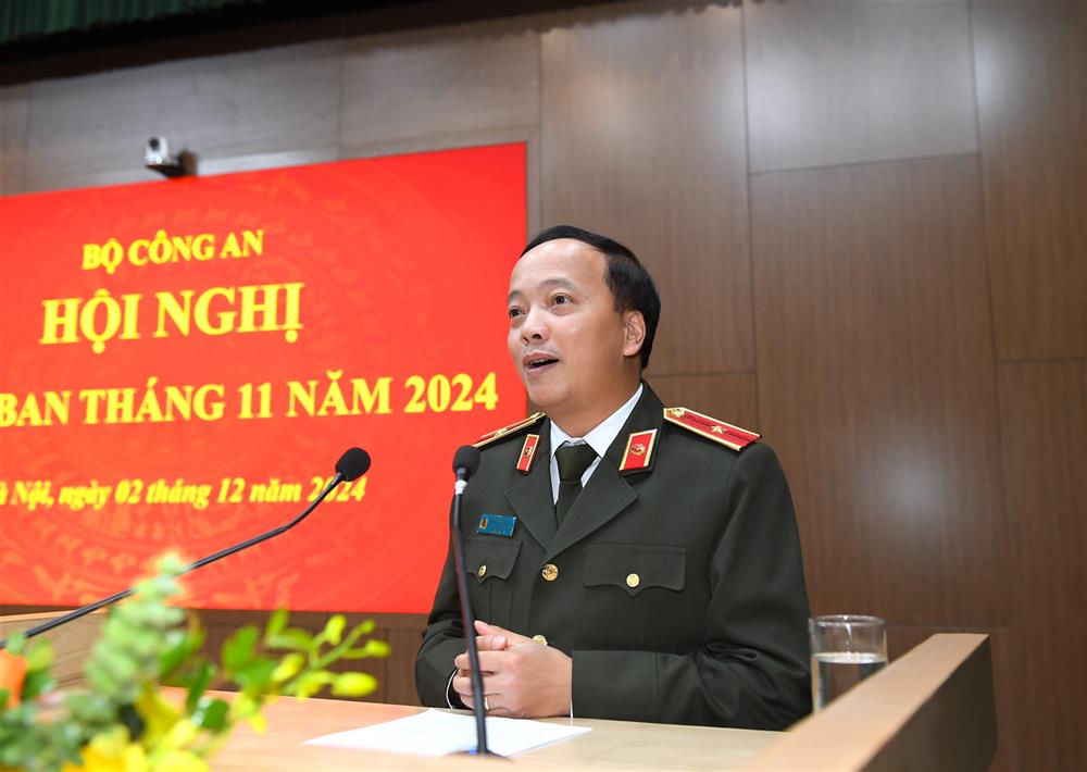Thiếu tướng Đặng Hồng Đức, Chánh Văn phòng Bộ Công an trình bày báo cáo tại Hội nghị.