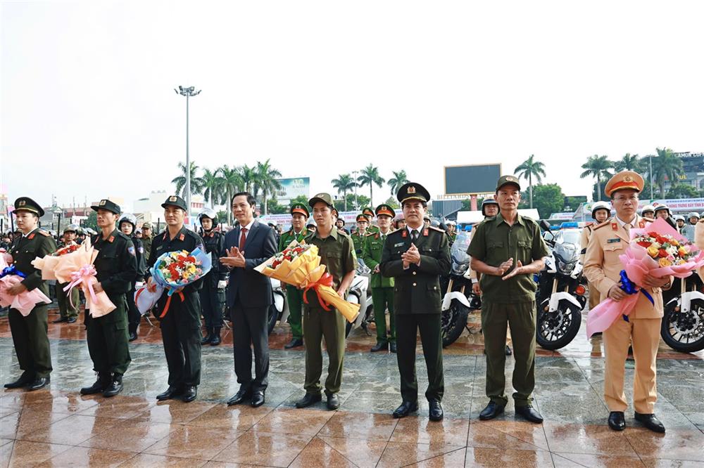 Đồng chí Hoàng Nam, Phó Chủ tịch Ủy ban nhân dân tỉnh và Đại tá Nguyễn Đức Hải,Giám đốc Công an tỉnh động viên các lực lượng