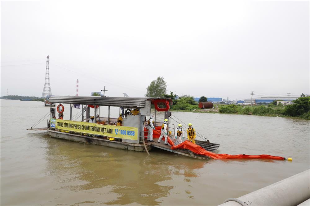 Trung tâm ứng phó sự cố môi trường Việt Nam cử lực lượng tham gia diễn tập khắc phục sự cố tràn dầu tại Hậu Giang.