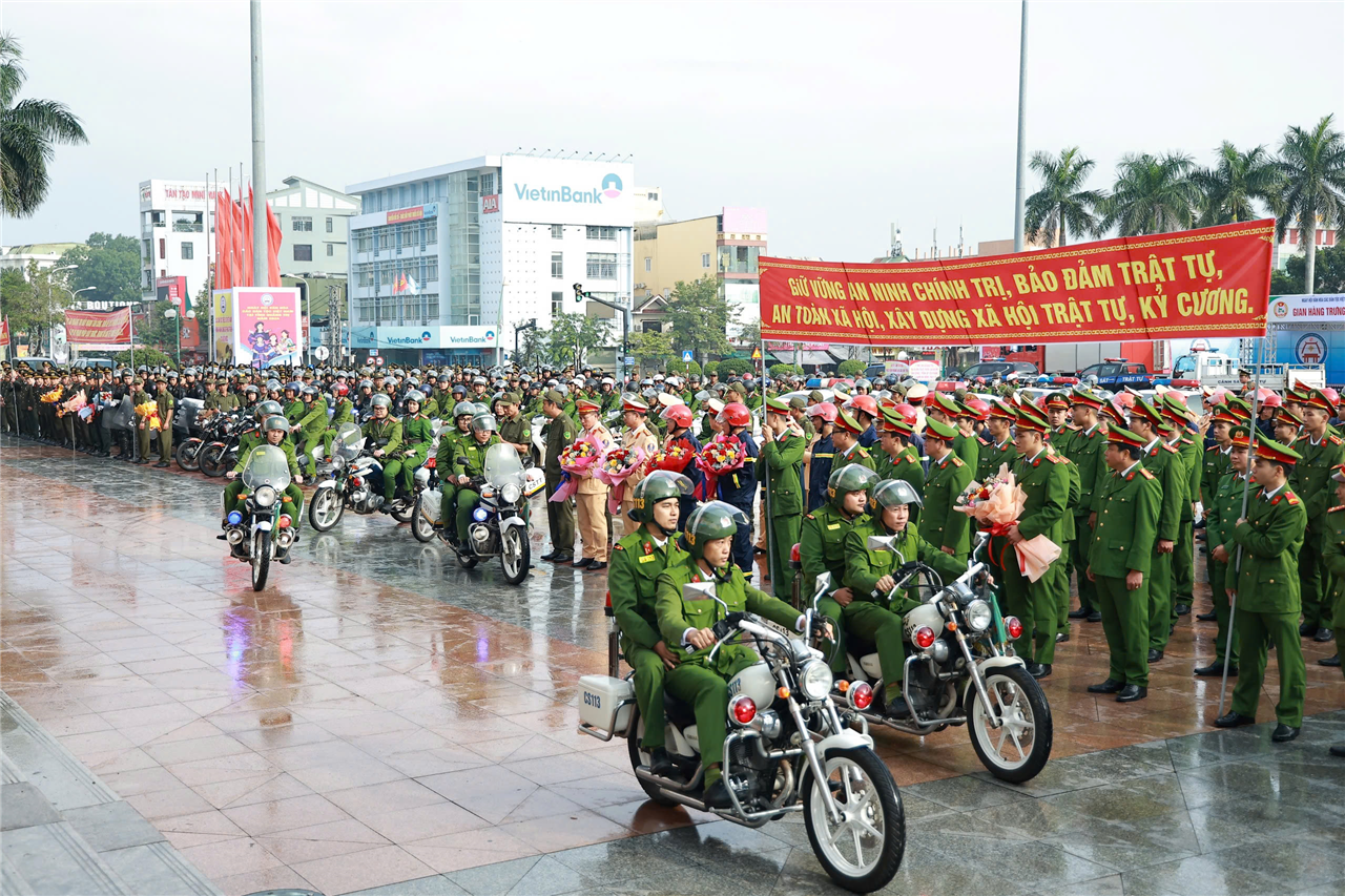 Các đơn vị ra quân tấn công trấn áp tội phạm.