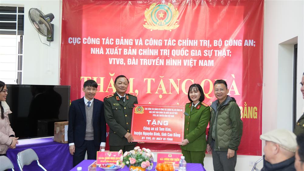 Đoàn công tác trao quà tặng Công an xã Tam Kim.