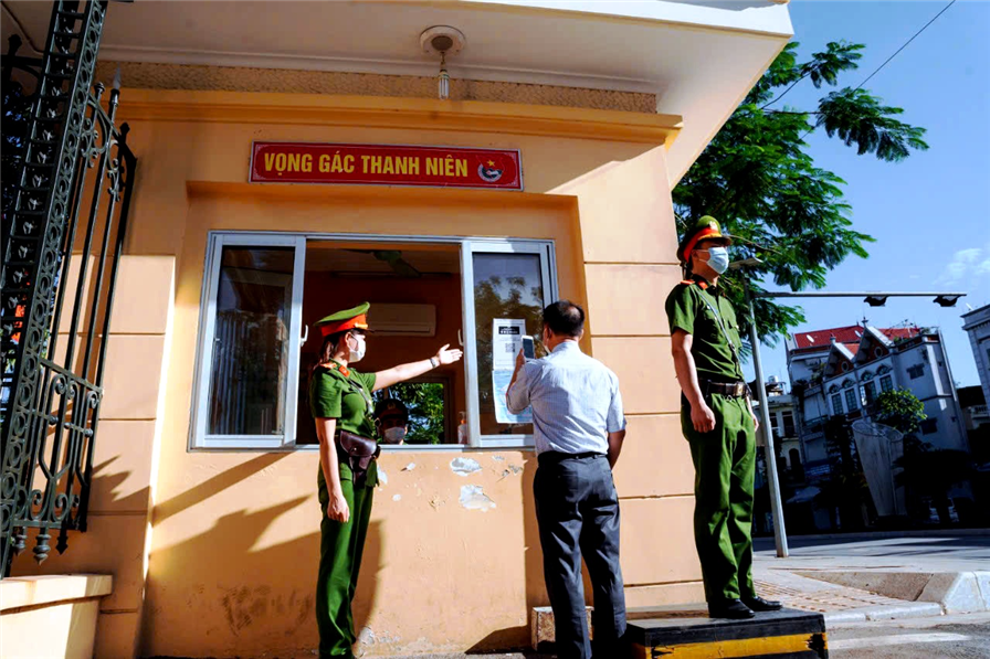 trong quá trình thực hiện nhiệm vụ tại vọng gác, khi tiếp xúc với Nhân dân, bản thân luôn hướng dẫn giải thích cặn kẽ những vấn đề mà Nhân dân chưa rõ, lắng nghe, trân trọng những ý kiến mà Nhân dân đóng góp để khắc phục, sửa chữa