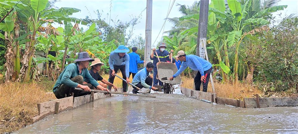 Cán bộ, đoàn viên thanh niên các lực lượng đã tham gia bê tông hóa lộ giao thông nông thôn 