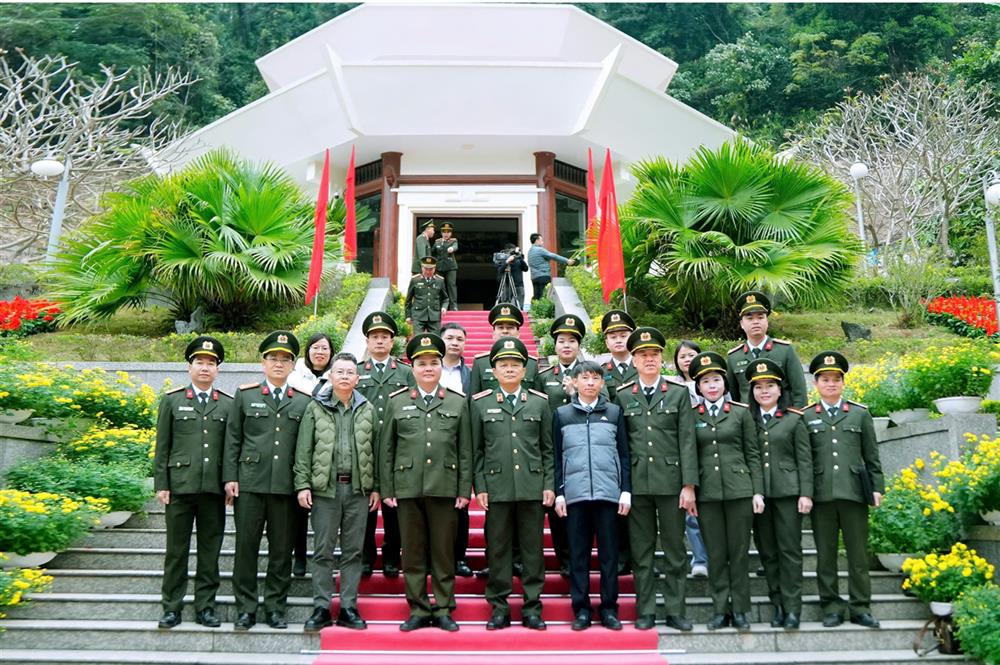 Đoàn chụp ảnh lưu niệm tại Đền thờ Đại tướng Võ Nguyên Giáp tại Khu di tích Quốc gia đặc biệt rừng Trần Hưng Đạo.