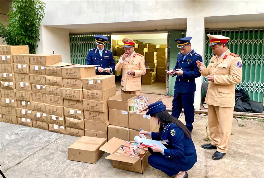 Lực lượng chức năng kiểm đếm linh kiện thuốc lá điện tử không rõ nguồn gốc xuất xứ.