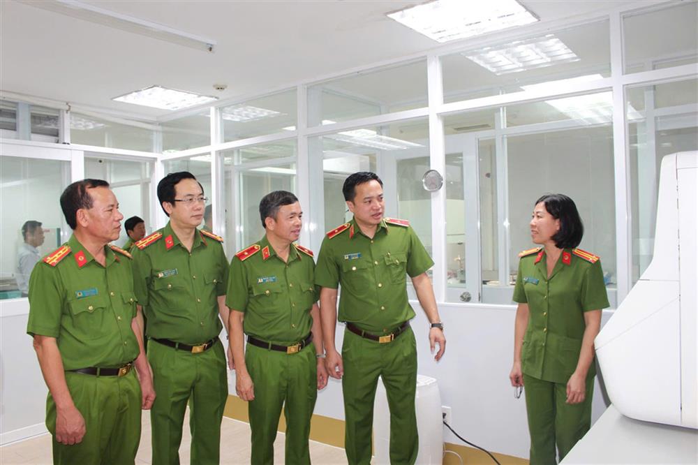 Các đại biểu tham quan Hệ thống Giám định ADN.