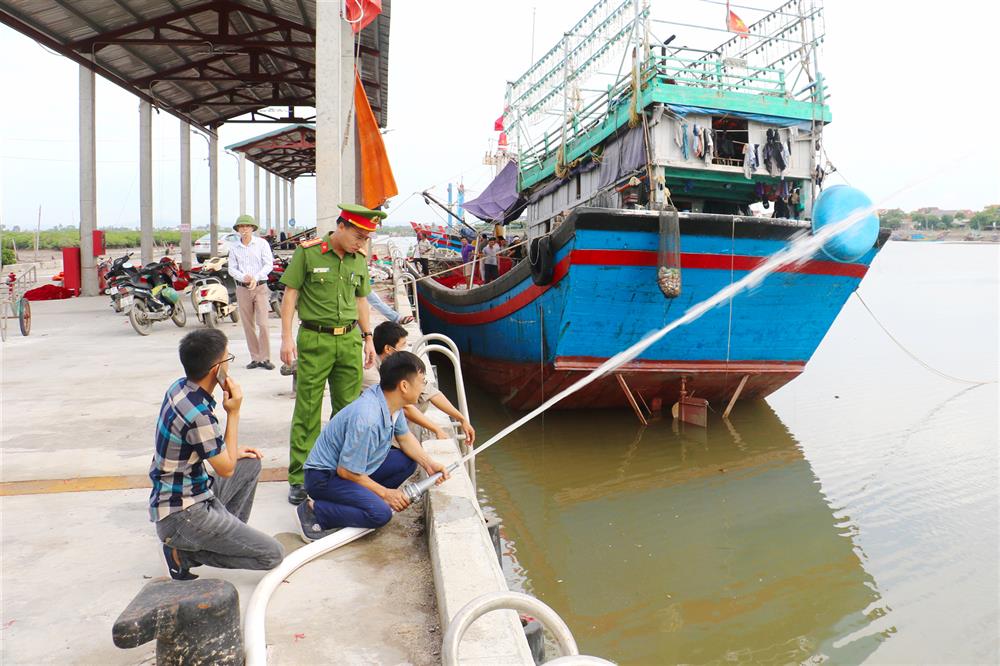 Công an Nghệ An tổ chức kiểm tra công tác PCCC tại các cảng cá, tàu thuyền.