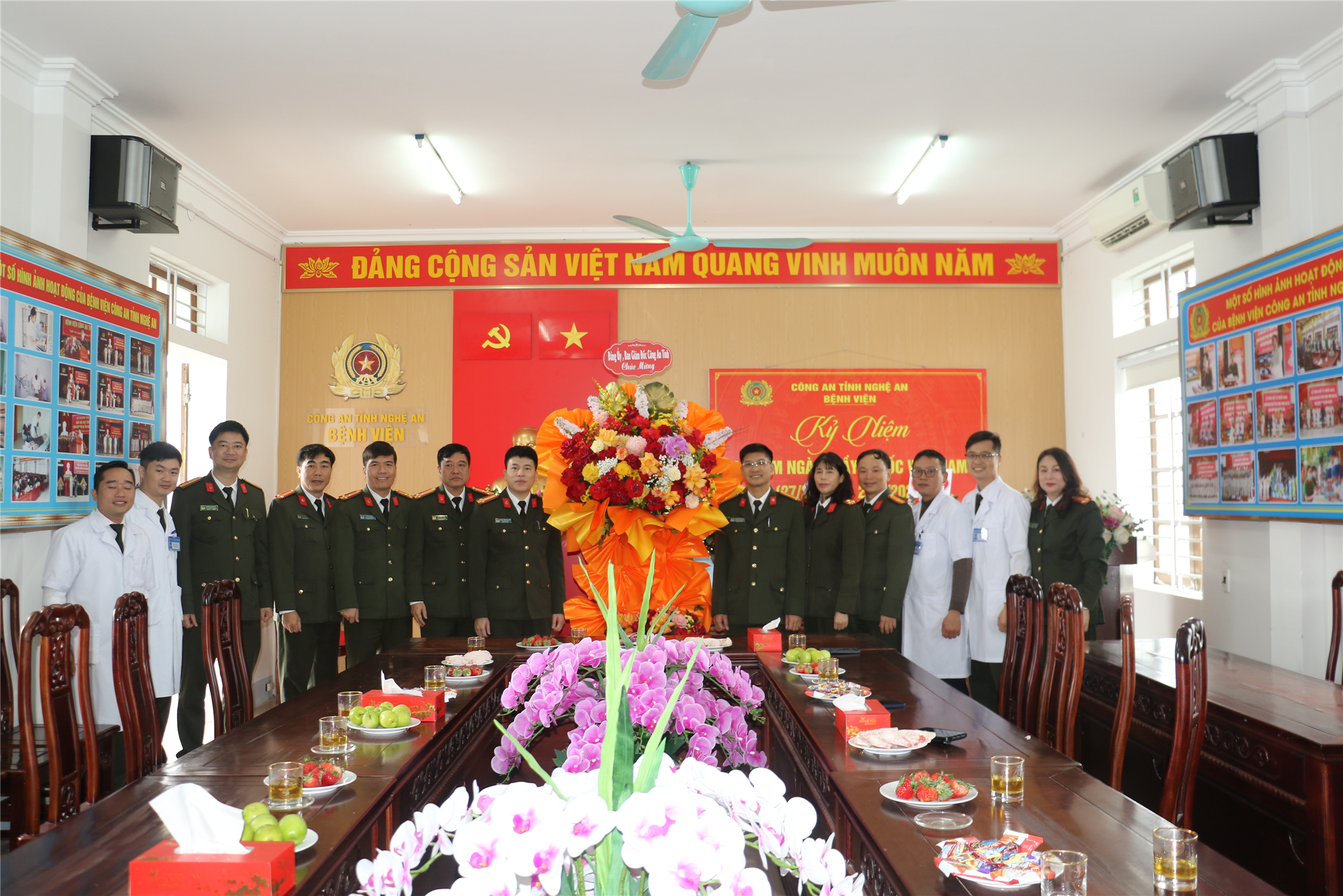 Đại tá Trần Hồng Quang, Phó Giám đốc Công an tỉnh thăm, làm việc và tặng hoa chúc mừng y, bác sĩ Bệnh viện Công an tỉnh; Bệnh xá Trại tạm giam; Phòng Kỹ thuật hình sự nhân kỷ niệm Ngày Thầy thuốc Việt Nam.