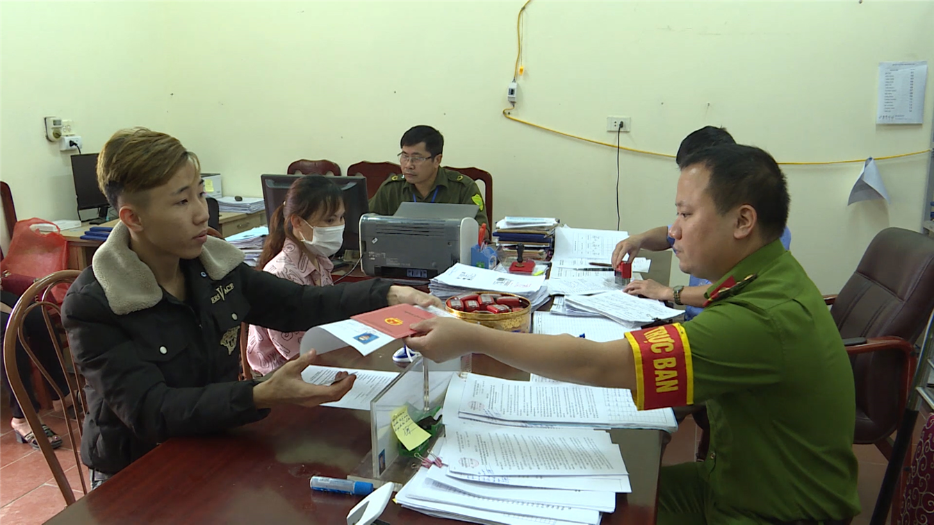 Các thủ tục hành chính liên quan đến lĩnh vực ANTT được giải quyết nhanh chóng, tạo sự gắn bó, thân thiện giữa cán bộ, chiến sĩ Công an thị trấn Bá Hiến với Nhân dân .